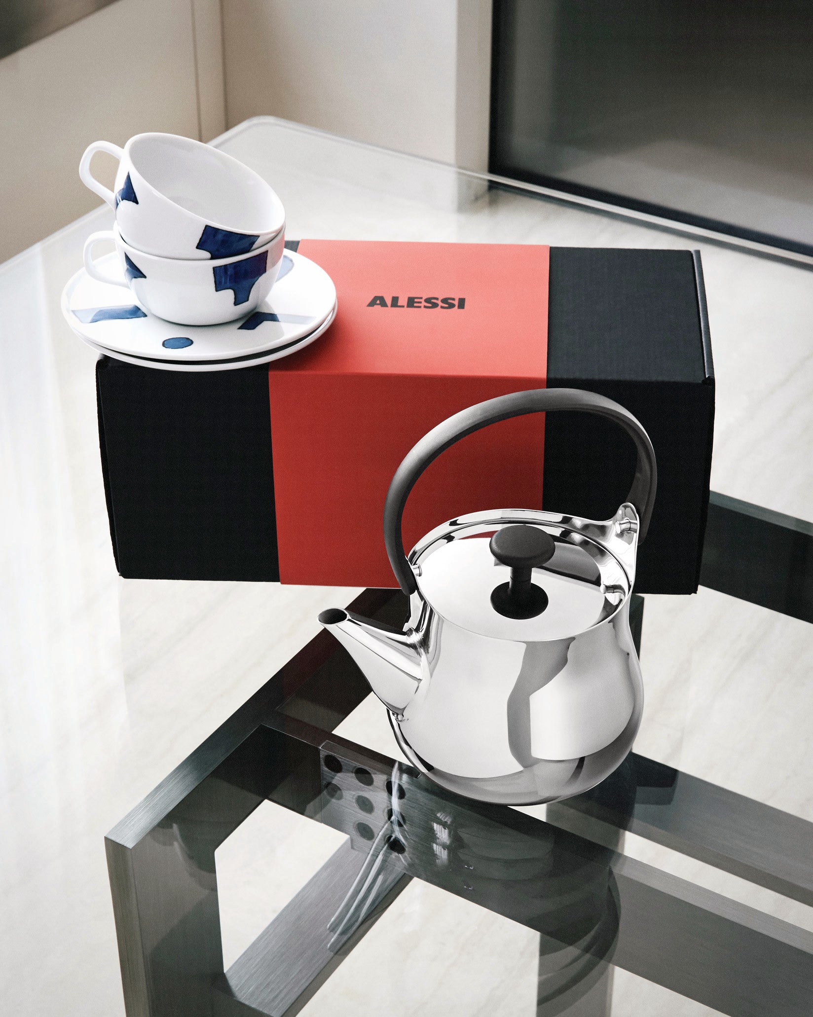Alessi & Tea: Set with teapot and teacups by Naoto Fukasawa | Alessi