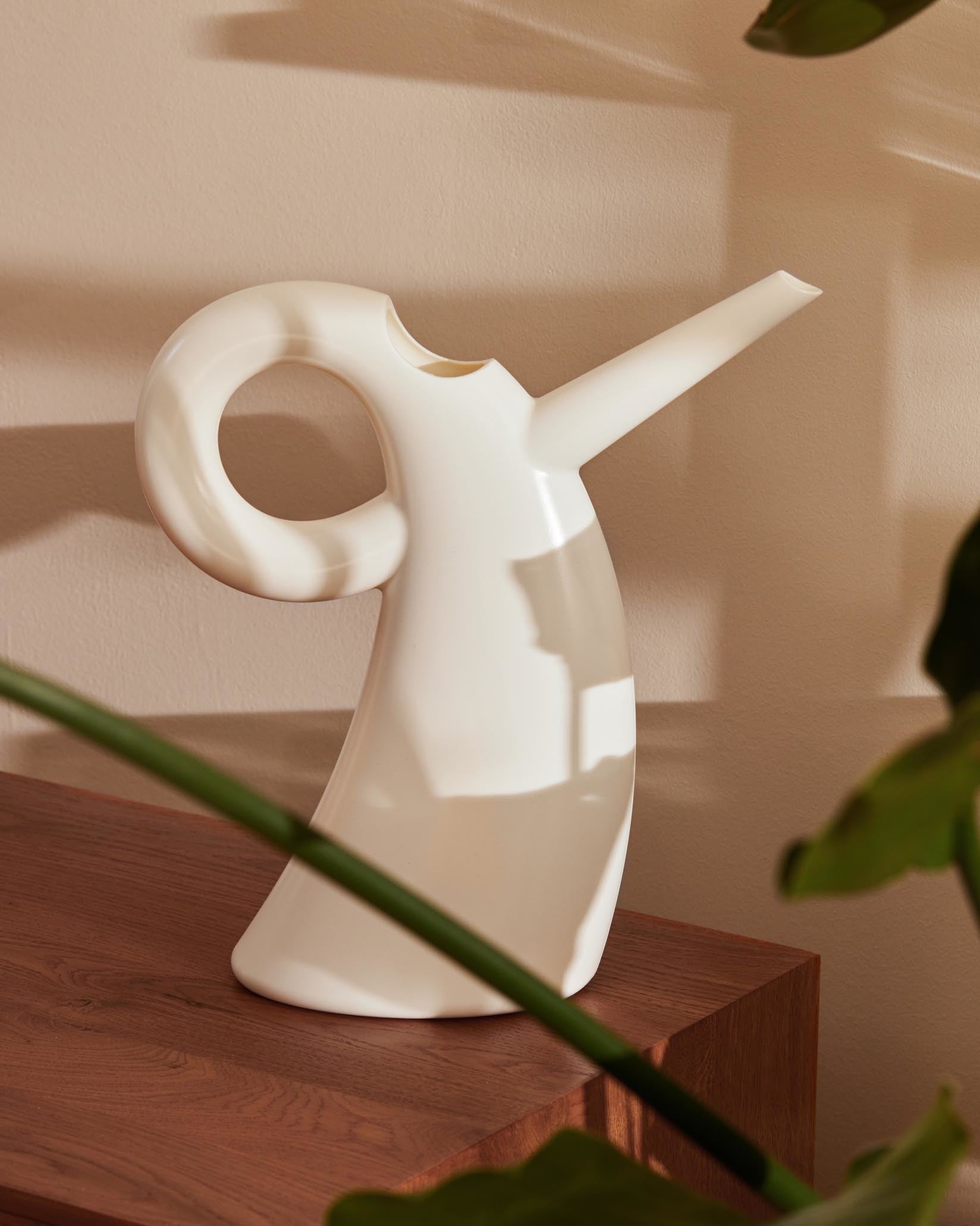 alessi plant pot Diva: Watering can by Eero Aarnio