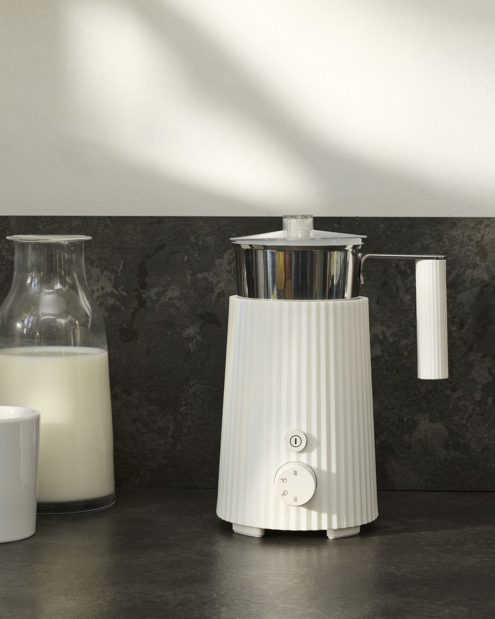 Plissé white Multi-function milk frother. US plug Alessi 1