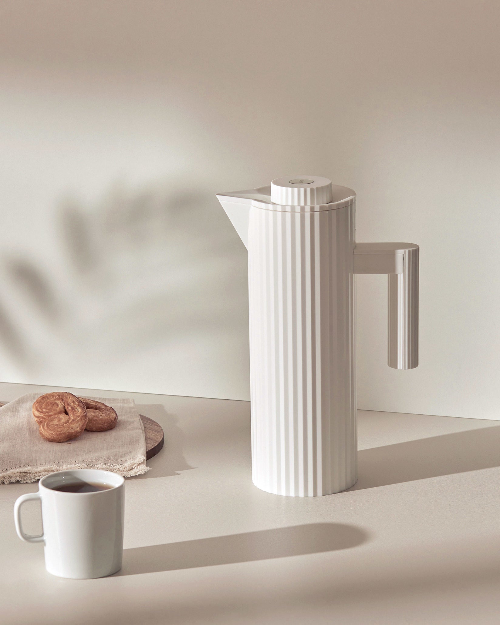 Thermo insulated jug